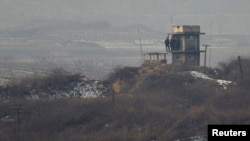 판문점 인근 군사분계선 이남 지역에서 바라본 북한 초소. (자료사진)