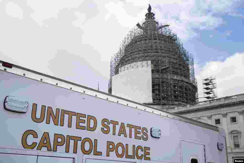 يک وسيله نقليه پليس کاپيتال در برابر عمارت کنگره پارک کرده است. رئيس جمهوری باراک اوباما ششمين سخنرانی خود را در باره وضعيت کشور در اين ساختمان ايراد کرد.&nbsp;-- ۳۰ دی ۱۳۹۳ (۲۰ ژانويه ۲۰۱۵)