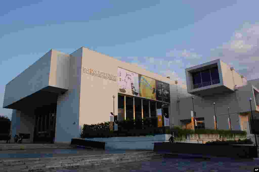 台北市立美术馆，墙上有《艾未未•缺席》美术展海报