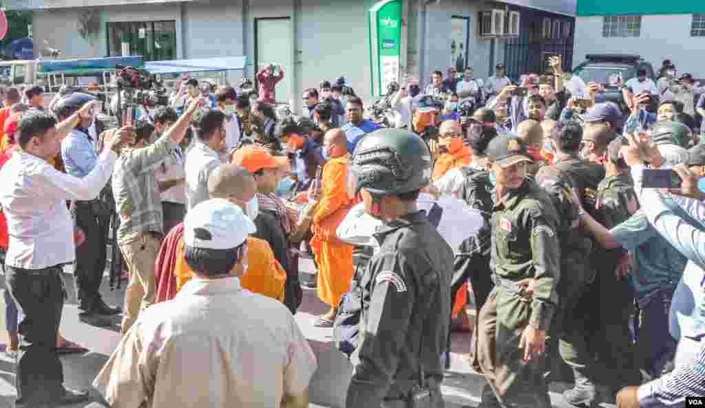 ទិដ្ឋភាព​នៃ​ការ​ជួបជុំ​ ដើម្បី​​ប្រារព្ធ​ខួប​បួន​ឆ្នាំ​នៃ​ឃាតកម្ម​លើ​លោក​ កែម​ ឡី នៅ​បរិវេណ​ស្ថានីយ៍​ប្រេងឥន្ធនៈ​កាល់តិច​ ស្តុប​បូកគោ​ រាជធានី​ភ្នំពេញ​ ថ្ងៃ​ទី​៨ ខែក្កដា​ ឆ្នាំ២០២០។ (ខាន់ សុគុំមនោ​​/វីអូអេ)