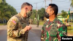 Charles A. Flynn, Panglima Angkatan Darat Pasifik AS berbicara dengan Kepala Staf Angkatan Darat Jenderal Andika Perkasa saat pembukaan Latihan Gabungan Perisai Garuda 2021 di Pusat Pelatihan Tempur Angkatan Darat di Baturaja, Sumatera Selatan. (Foto: Reuters)