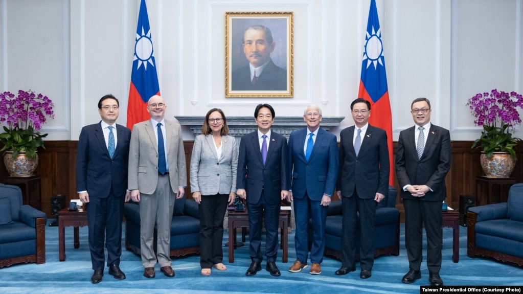 台湾总统赖清德2025年8月29日在总统府会晤美国参议院军事委员会主席威克(右三)和军委会战略武装力量小组委员会主席费舍尔(左三)。(图片来源：台湾总统府)