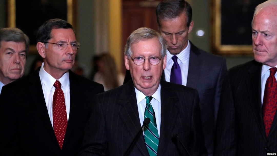 Thượng nghị sĩ John Cornyn (phải) cùng với lãnh tụ khối đa số Thượng viện Mitch McConnell phát biểu với các phóng viên tại Điện Capitol ngày 31/10/2017.