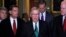 Thượng nghị sĩ John Cornyn (phải) cùng với lãnh tụ khối đa số Thượng viện Mitch McConnell phát biểu với các phóng viên tại Điện Capitol ngày 31/10/2017.