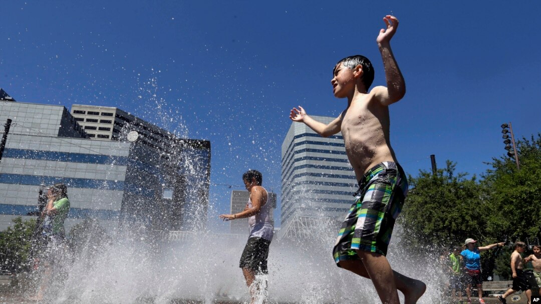 Muchas personas aprovechan el calor intenso para desarrollar actividades al aire libre, en especial los niños.