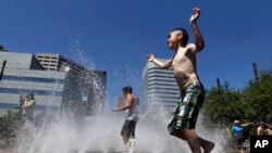 Muchas personas aprovechan el calor intenso para desarrollar actividades al aire libre, en especial los niños.