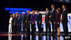 Archivo - Los candidatos presidenciales demócratas durante el más reciente debate el Westerville, Ohio, el 15 de octubre de 2019.