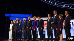 Calon-calon presiden dari Partai Demokrat di Otterbein University di Westerville, Ohio pada 15 Oktober 2019. (Foto: AFP/Nicholas Kamm)