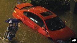北京週末暴雨 汽車被浸水中