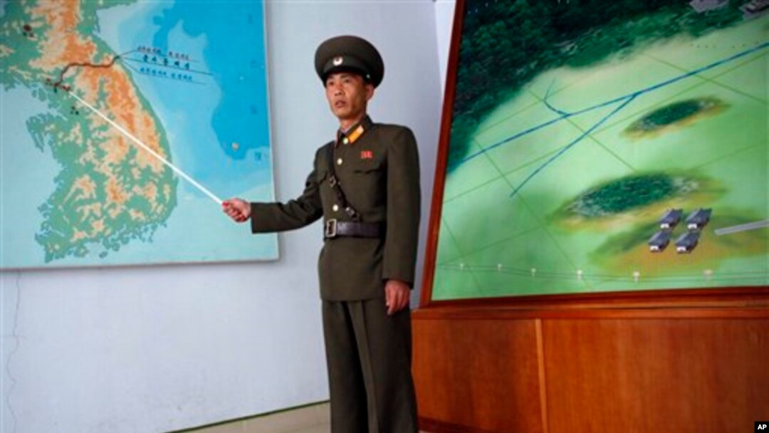 Severnokorejski oficir objašnjava posetiocima Demilitarizovanu zonu koja razdvaja Severnu od Južne Koreje