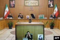 Wakil Presiden Pertama Iran Mohammad Mokhber (layar depan), dengan kursi mendiang presiden Ebrahim Raisi (potret) di sebelahnya kosong (belakang), memimpin rapat kabinet di Teheran, 20 Mei 2024. (Kepresidenan Iran / AFP)