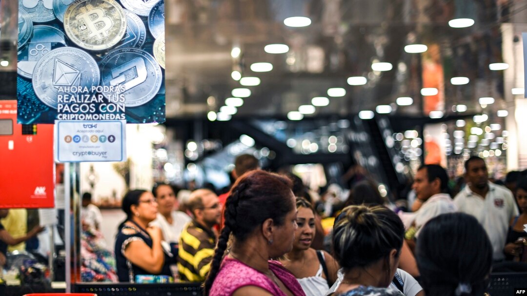 Para pelanggan antre di kasir sebuah toko yang menerima pembayaran mata uang kripto Venezuela, Petro, di Caracas, Venezuela, 28 Desember 2019. (Foto: AFP)