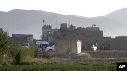 Pasukan keamanan menjaga komplek penjara di Ghazni, Afghanistan setelah serangan oleh para militan Taliban, Senin (14/9).