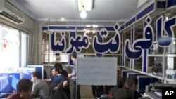 یک کافه اینترنتی در تهران - عکس از آرشیو