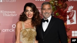 Amal Clooney, à gauche, et George Clooney assistent aux awards de leur Fondation à la New York Public Library le 29 septembre 2022 à New York.