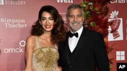 Amal Clooney y George Clooney participan en la gala de premios Albie de su Fundación para la Justicia en Nueva York, en septiembre de 2022.