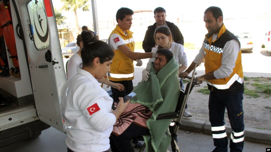 Petugas medis merawat migran di sebuah rumah sakit di Didim, Turki (6/3). (AP/Huseyin Caliskan) 