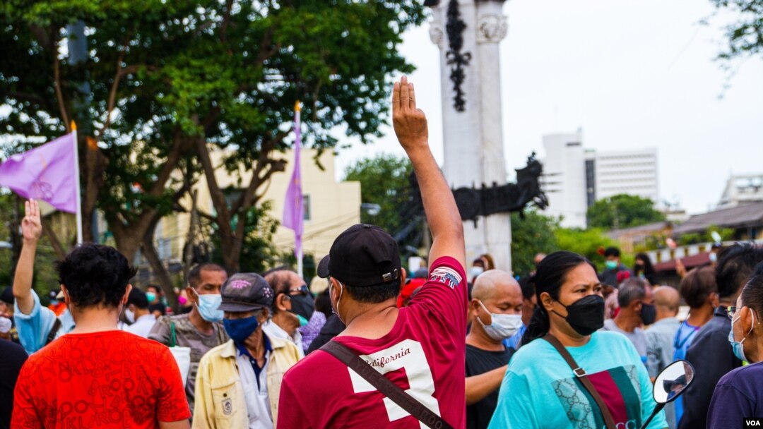 Seorang pedemo mengacungkan salam tiga jari sebagai tanda perlawanan dalam demo anti-pemerintah di Bangkok, Thailand, 26 Juni 2021. (Tommy Walker/VOA)