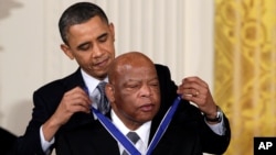 En febrero de 2015 el entonces presidente Barack Obama impone la Medalla Presidencial al representante John Lewis, líder de los derechos civiles que falleció en julio de 2020.