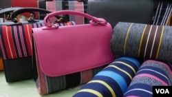 Pengusaha perempuan di Accra bekerja dengan wanita di utara Ghana untuk membuat produk unik untuk dijual secara lokal dan ke pasar internasional, 6 Desember 2020. (Foto: VOA/Stacey Knott)