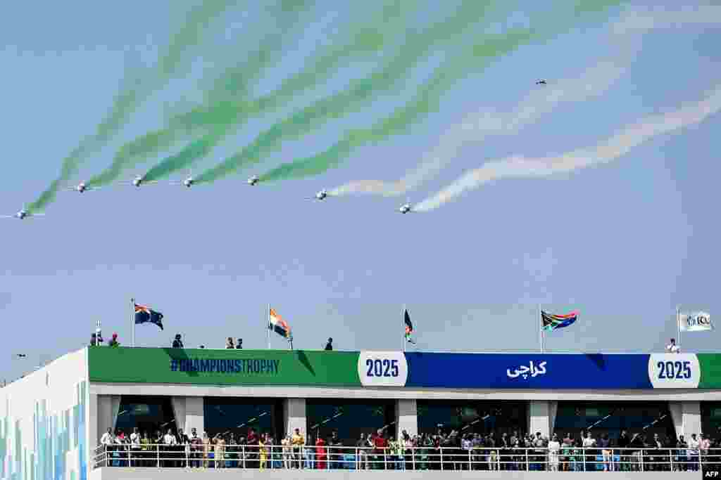  د پاکستان په کراچۍ ښار کې، د کرکټ د چمپینز ټرافي د مراسمو د پیل په مناسبت، د دغه هېواد د هوايي ځواکونو اکروباتیک ټیم د کراچۍ د ملي سټدیوم پر سر زړه پورې حرکتونه ترسره کړل. &nbsp; &nbsp; 