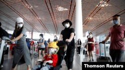 17일 중국 베이징 국제공항에서 승객과 승무원들이 마스크를 쓰고 있다.