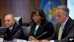 Dra. Carissa F. Etienne (centro) directora de OPS, durante anuncio, en Washington, de que Cuba es el primer país del mundo en eliminar la transmisón del SIDA de madre a hijo.