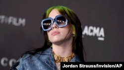 Billie Eilish a su llegada a la Gala de Arte y Cine LACMA 2019 en el Museo de Arte del Condado de Los Ángeles el 2/11/19. Los Ángeles, California. (Foto por Jordan Strauss / Invision / AP).
