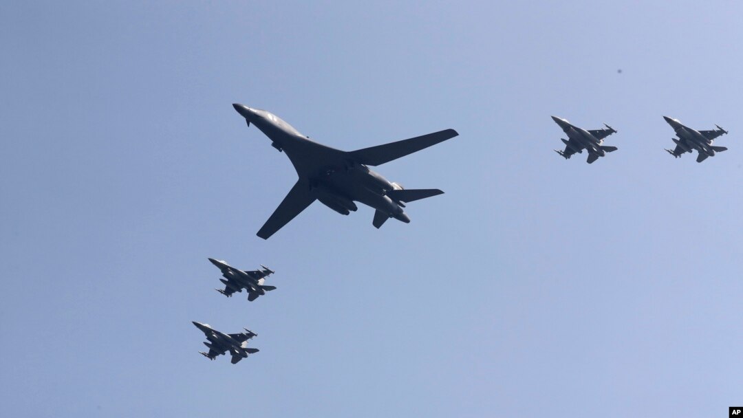 Pesawat pembom B-1 milik AS (tengah) terbang di atas pangkalan udara Osan bersama jet-jet Amerika di Pyeongtaek, Korea Selatan (13/9). (AP/Lee Jin-man)