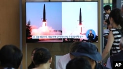 Građani na seulskoj Železničkoj stanici u Južnoj Koreji gledaju medijski izveštaj o lansiranju raketa u Severnoj Koreji (Foto: AP/Ahn Young-joon)