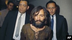 Foto de archivo de 1969 de Charles Manson, durante el juicio por los asesinatos de la actriz Sharon Tate y otras seis personas en Los Ángeles.