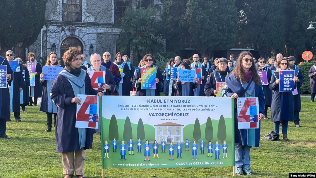 Boğaziçi Üniversitesi'nden bir grup öğretim üyesi protestoya cübbeleri ile katıldı