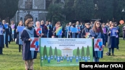 Boğaziçi Üniversitesi'nden bir grup öğretim üyesi protestoya cübbeleri ile katıldı