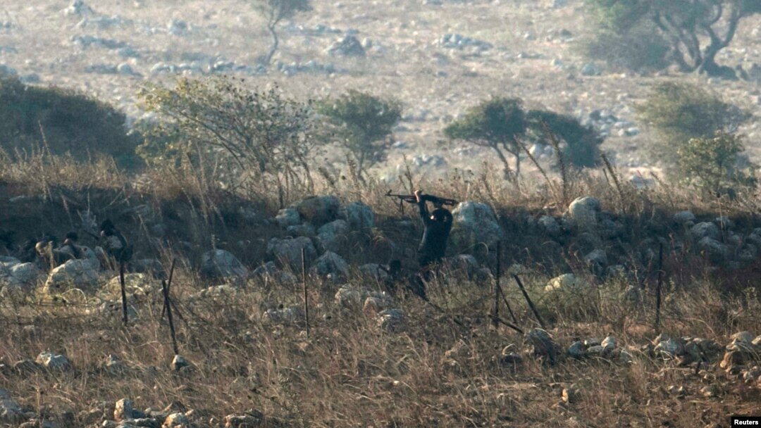 Un combatiente rebelde dispara durante una batalla con el ejército sirio en las Alturas de Golán.
