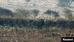 Un combatiente rebelde dispara durante una batalla con el ejército sirio en las Alturas de Golán.