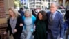 2022年5月2日，斯蒂夫·约翰逊与姐姐特里（左），妹妹瑞贝卡（左二）和妻子罗丝玛丽抵达位于悉尼的澳大利亚最高法院参加弟弟斯科特被谋杀暗案的判决听证会。