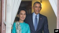 El presidente Barack Obama camina junto a la lider opositora birmana, Aung San Suu Kyi, antes de hablar con la prensa.