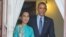 El presidente Barack Obama camina junto a la lider opositora birmana, Aung San Suu Kyi, antes de hablar con la prensa.