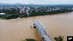 สะพานเหล็กข้ามแม่น้ำแดง (Red River) ที่จังหวัดฟู้เถาะ ถล่มลงมาในวันจันทร์ที่ 9 ก.ย. 2024 จากพายุไต้ฝุ่นยางิ 