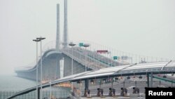 Jembatan melewati laut yang menghubungkan Hong Kong-Zhuhai-Makau, setelah upacara peresmian di Zhuhai, Selasa (23/10). 