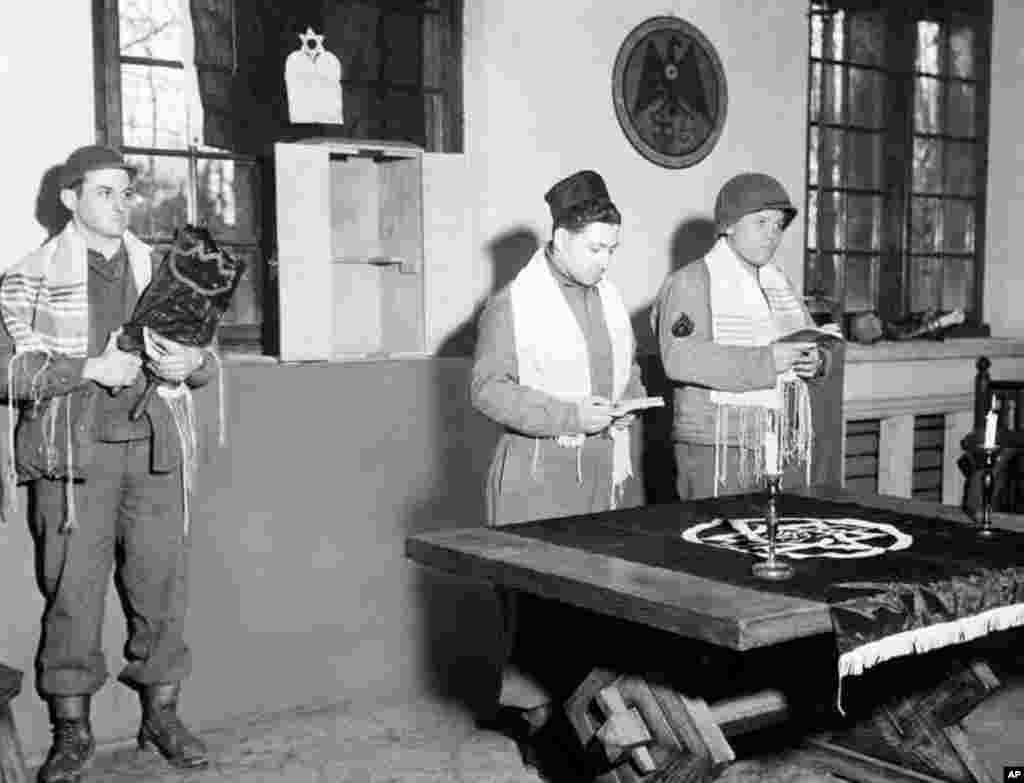 Chaplain Emanuel Poliakoff leads prayers at the liberated castle that belonged to Josef Goebbels, 1945. (Photo courtesy Jewish Chaplains Council)