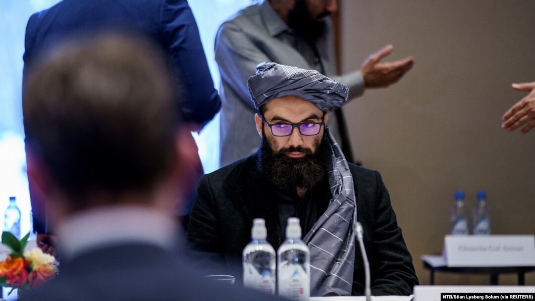Perwakilan Taliban Anas Haqqani menghadiri pertemuan perwakilan khusus internasional dan perwakilan dari Taliban di Hotel Soria Moria di Oslo, Norwegia 24 Januari 2022. (Foto: NTB/Stian Lysberg Solum via REUTERS)