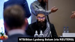 Perwakilan Taliban Anas Haqqani menghadiri pertemuan perwakilan khusus internasional dan perwakilan dari Taliban di Hotel Soria Moria di Oslo, Norwegia 24 Januari 2022. (Foto: NTB/Stian Lysberg Solum via REUTERS)