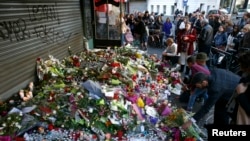 Des gerbes de fleurs déposées en hommage aux victimes des attaques de Paris, à Paris, 15 novembre 2015. 