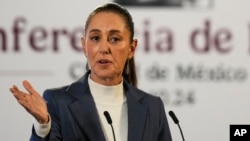 ARCHIVO - La presidenta de México, Claudia Sheinbaum, da su conferencia de prensa matutina en el Palacio Nacional, en Ciudad de México, el 2 de octubre de 2024. 