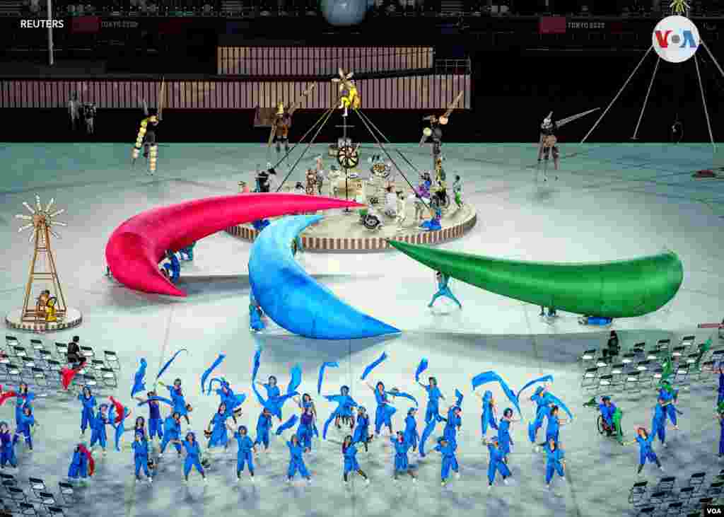 Artistas durante la ceremonia de apertura de los Juegos Paral&#237;mpicos de Tokio 2020.