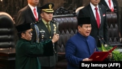 Presiden Prabowo Subianto (kanan) mengambil sumpah dalam upacara pelantikan presiden di gedung DPR, Jakarta, pada 20 Oktober 2024. (Foto: AFP)