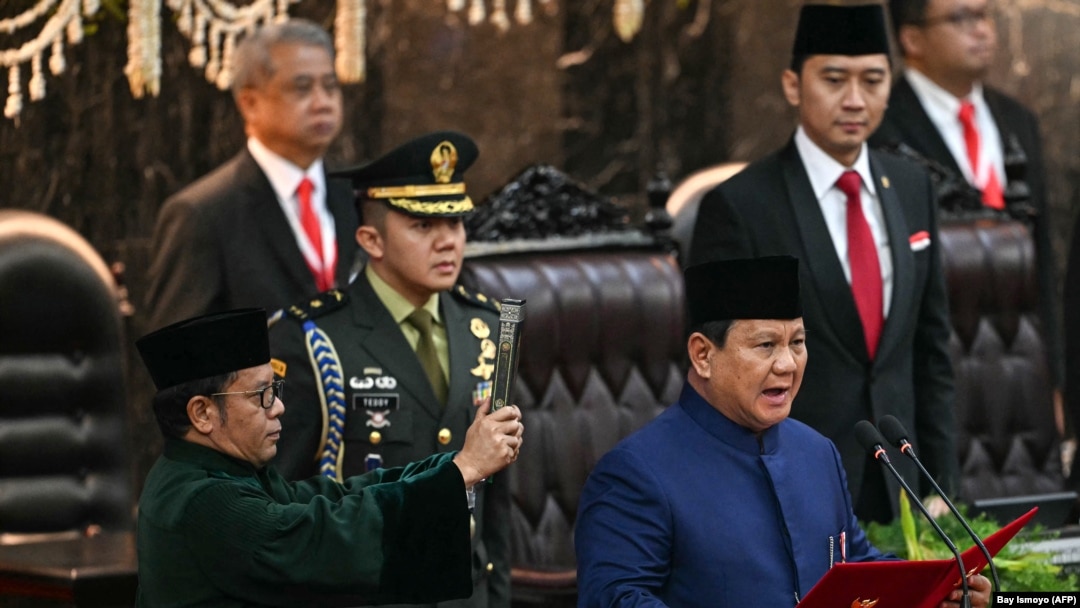 Presiden Prabowo Subianto membacakan sumpah jabatan dalam upacara pelantikan di gedung DPR/MPR, Minggu, 20 Oktober 2024. (Foto: Bay Ismoyo/AFP)