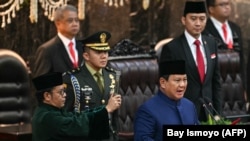 Presiden Prabowo Subianto membacakan sumpah jabatan dalam upacara pelantikan di gedung DPR/MPR, Minggu, 20 Oktober 2024. (Foto: Bay Ismoyo/AFP)