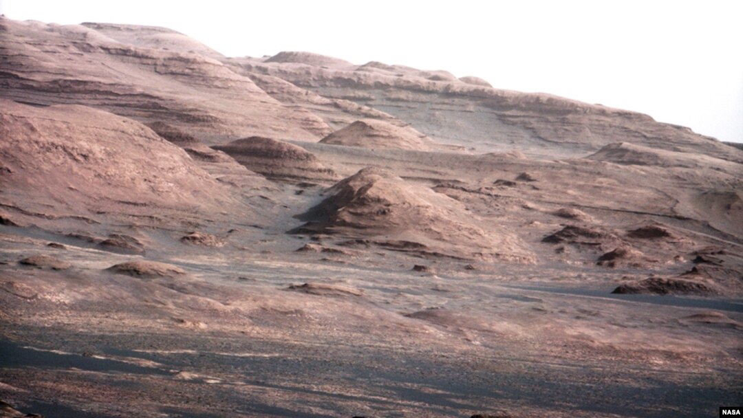 Curiosity Returns Telephoto Views from Mars